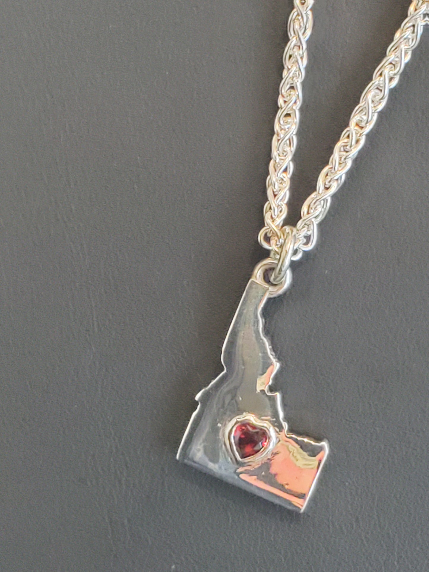 SILVER IDAHO HEART GARNET PENDANT