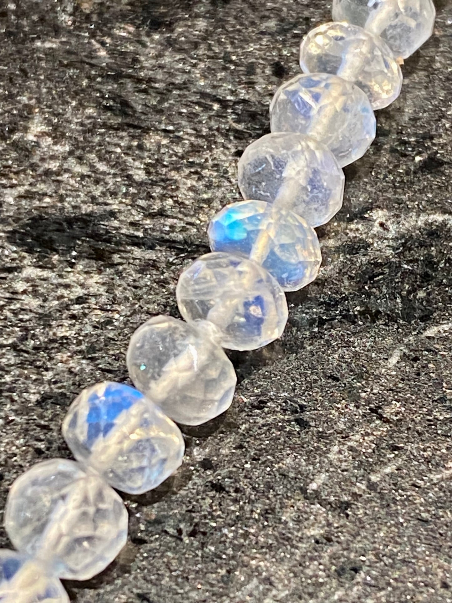 18KW MOONSTONE BEADS NECKLACE