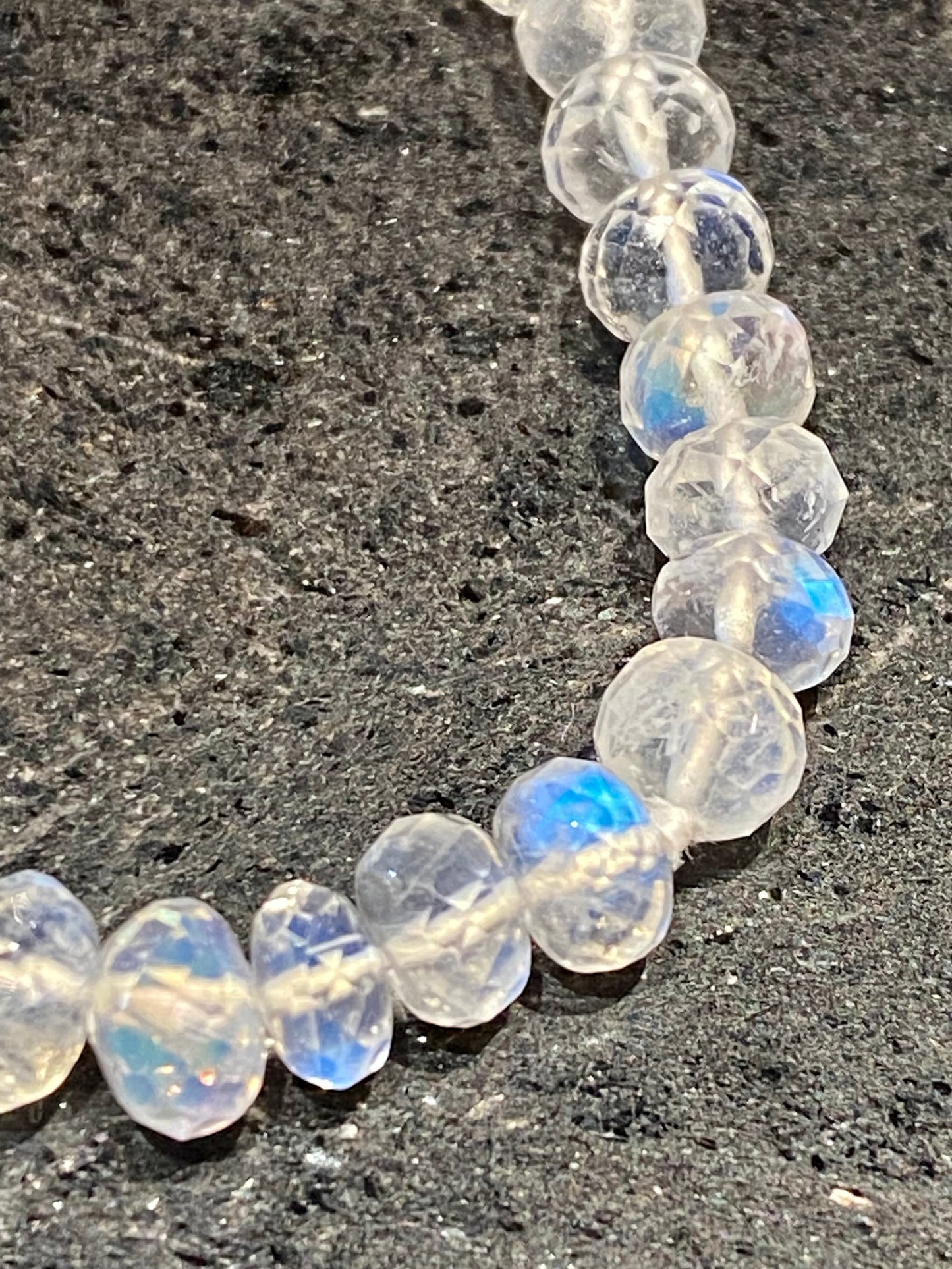 18KW MOONSTONE BEADS NECKLACE