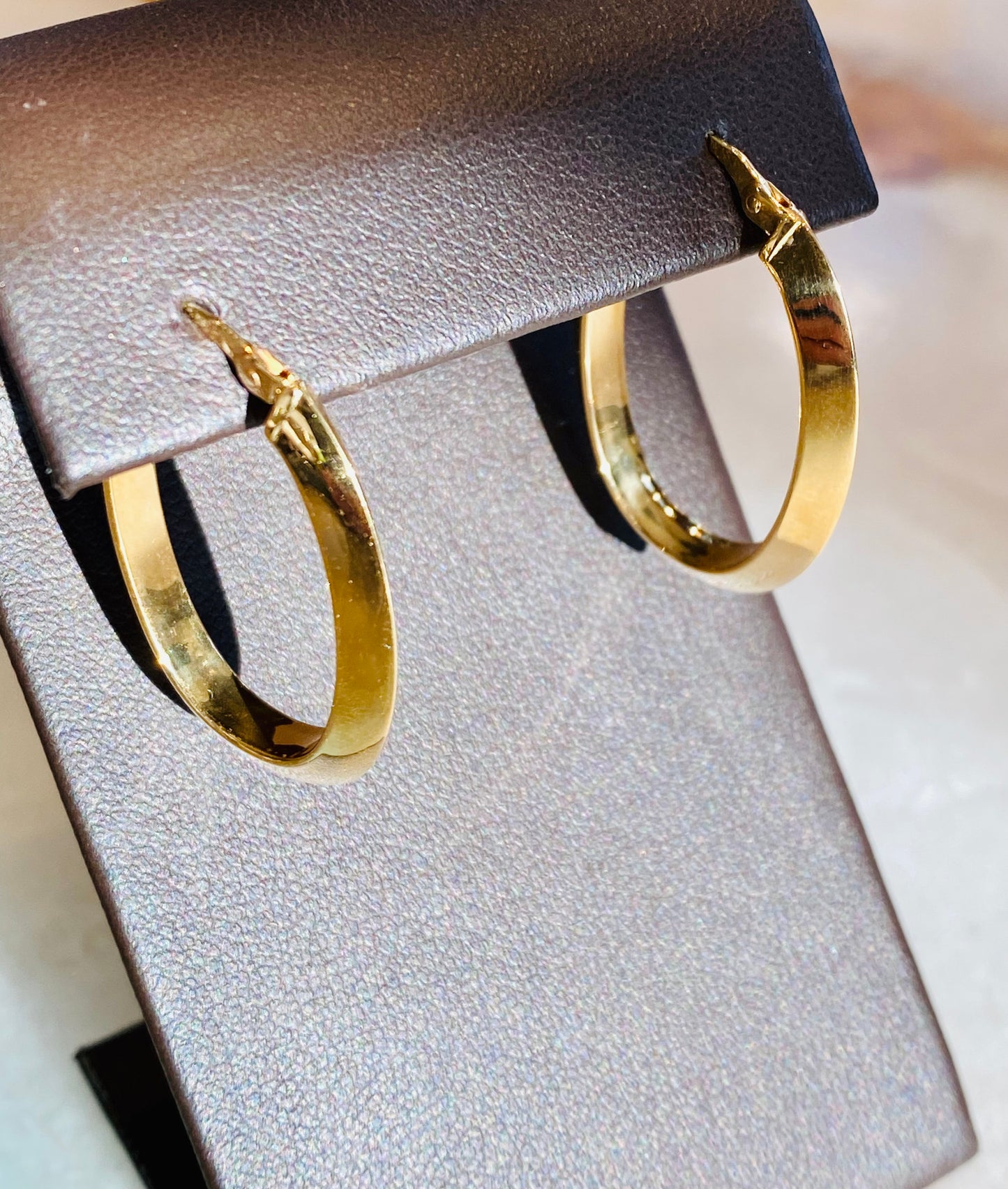 18KY OVAL TRIANGLE EDGE HOOPS
