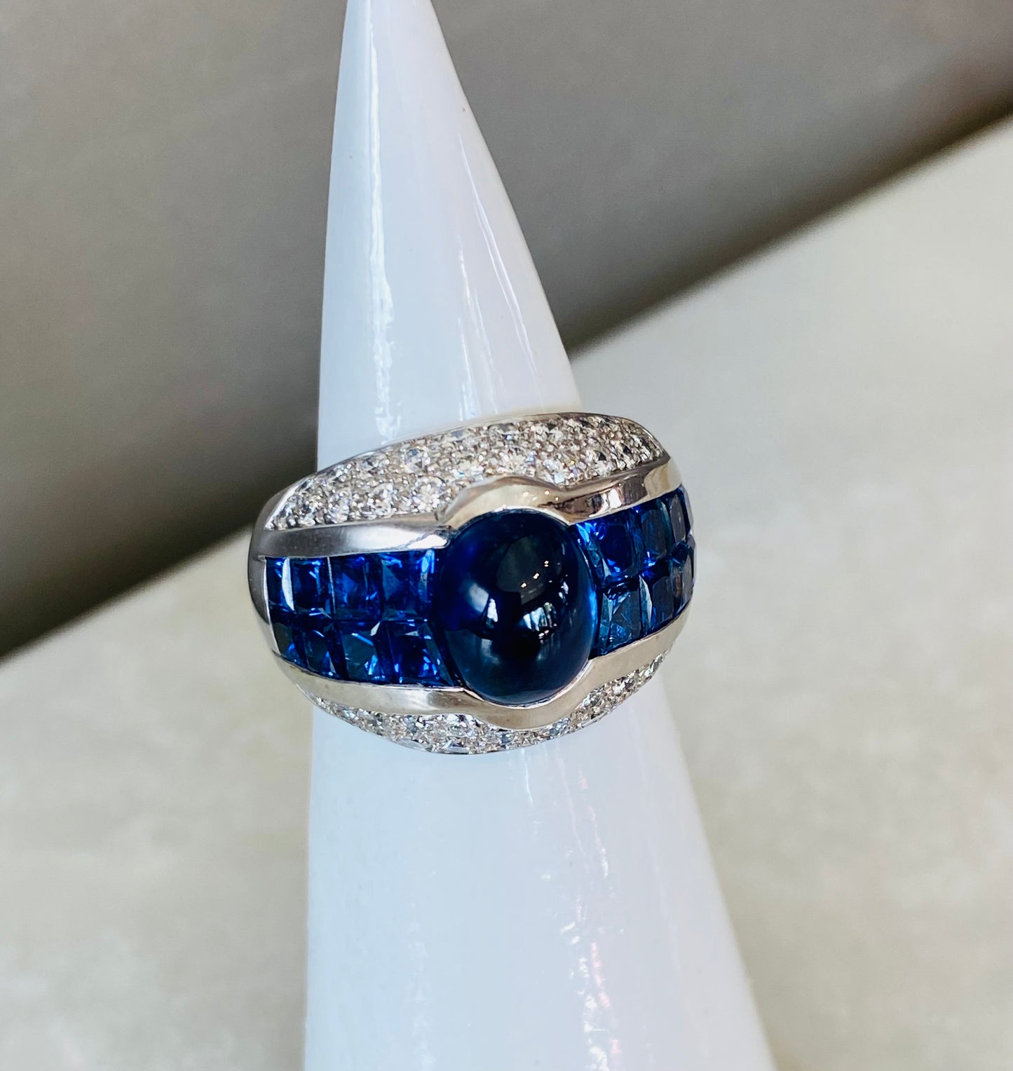 18K BLUE SAPPHIRE AND DIAMOND RING