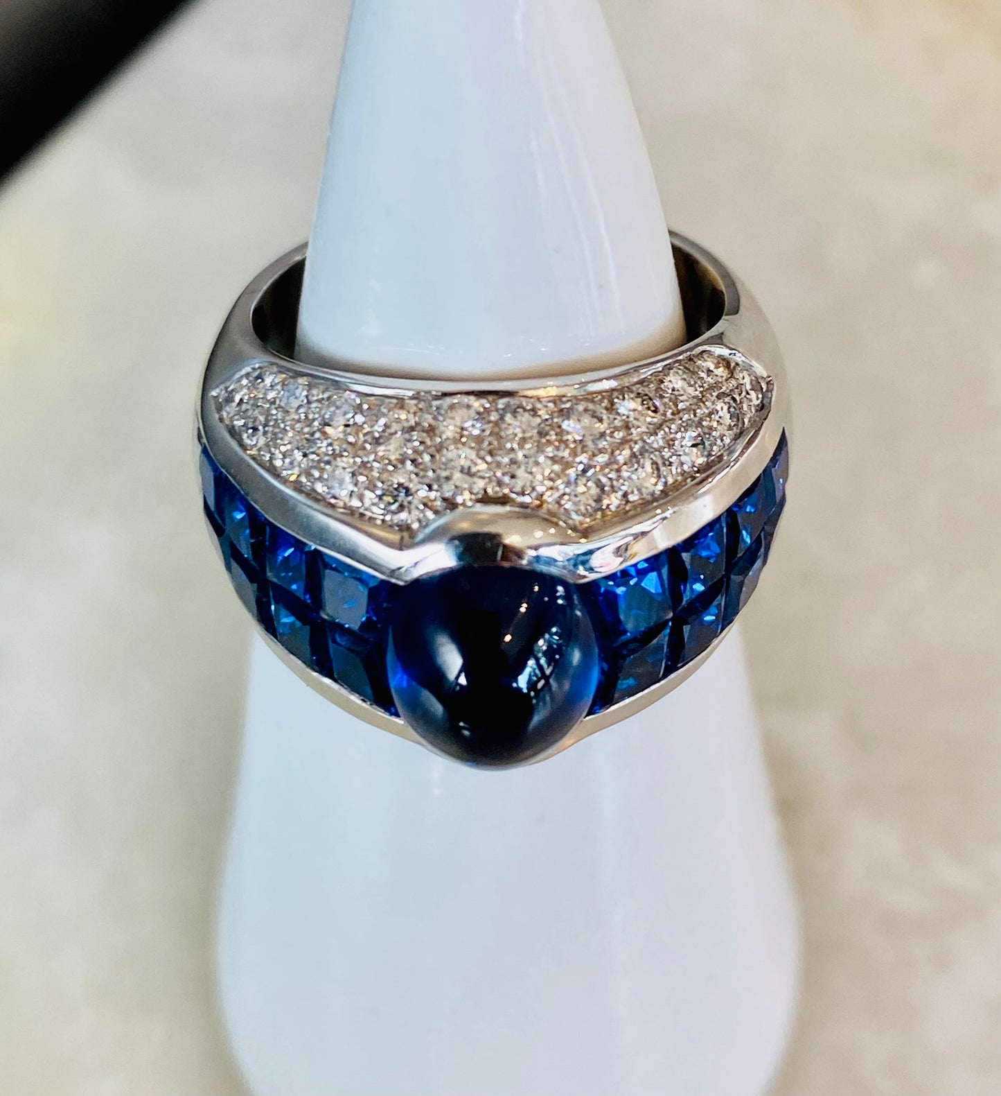 18K BLUE SAPPHIRE AND DIAMOND RING