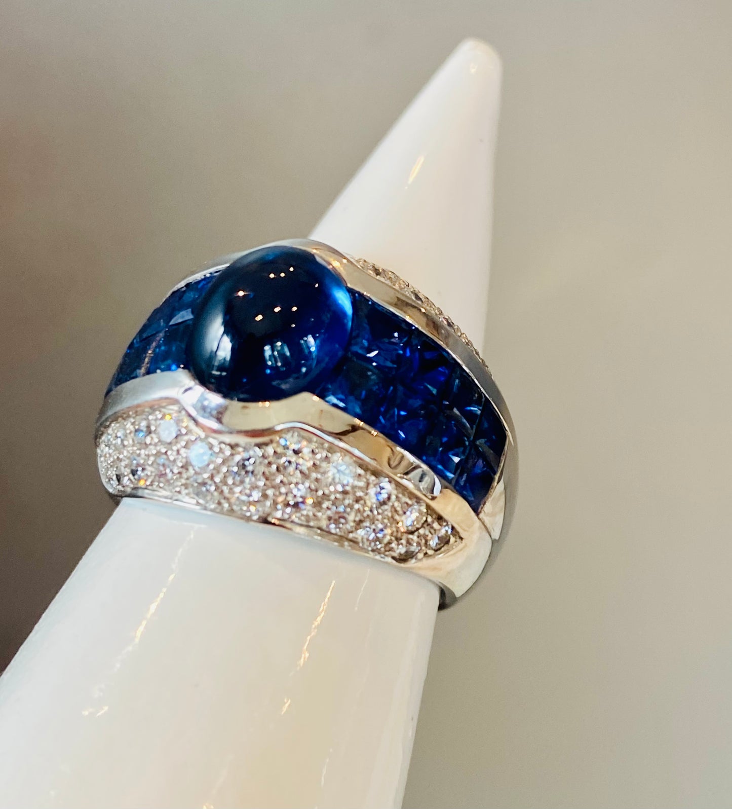 18K BLUE SAPPHIRE AND DIAMOND RING