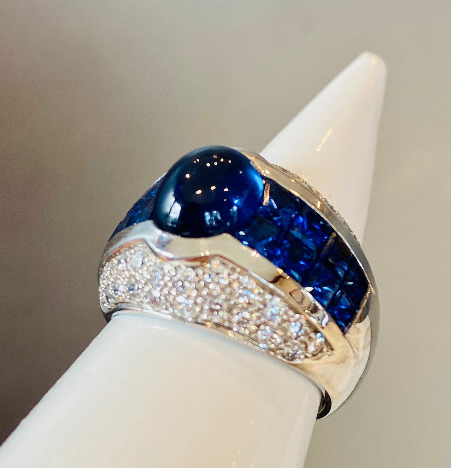 18K BLUE SAPPHIRE AND DIAMOND RING
