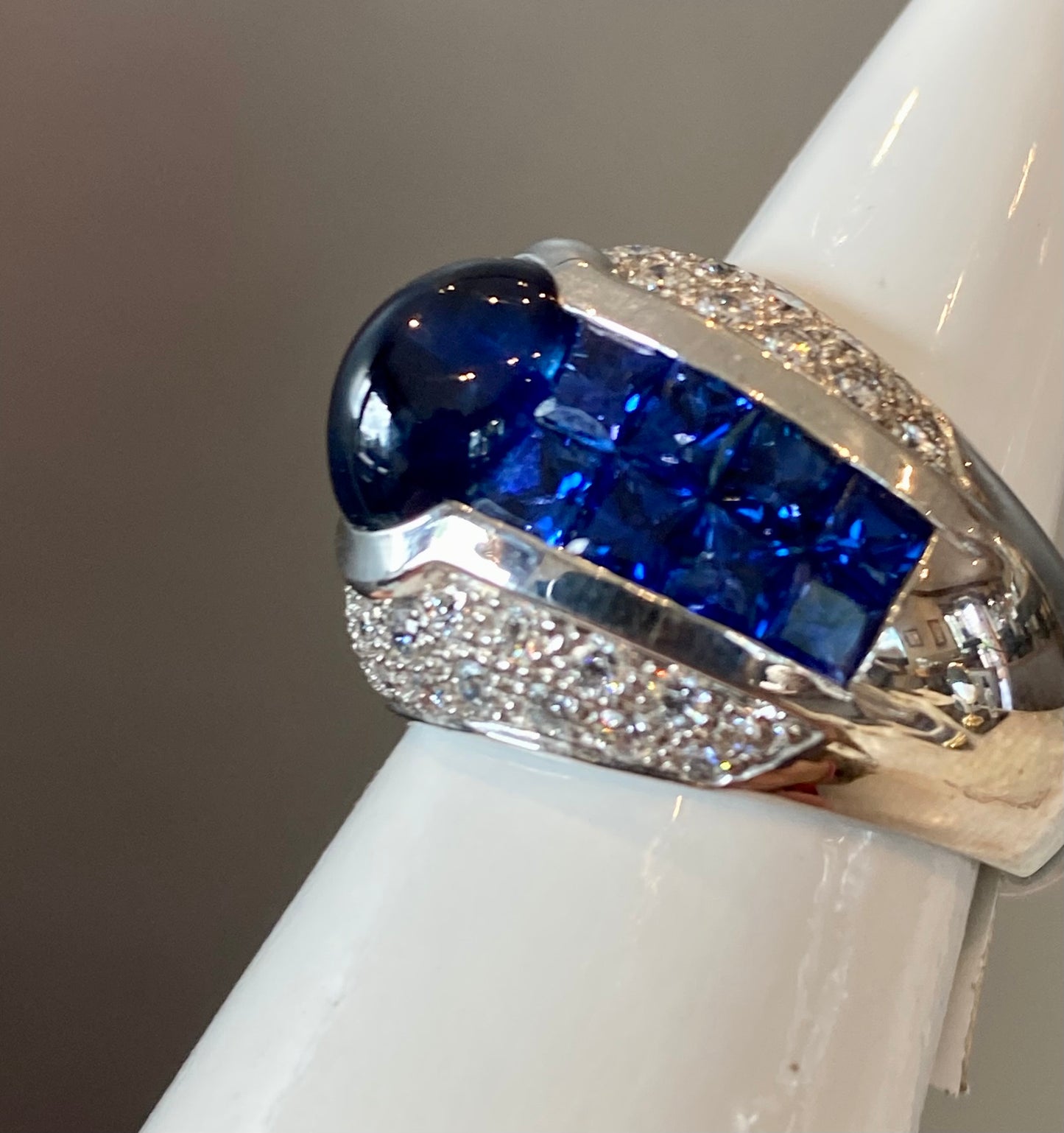 18K BLUE SAPPHIRE AND DIAMOND RING