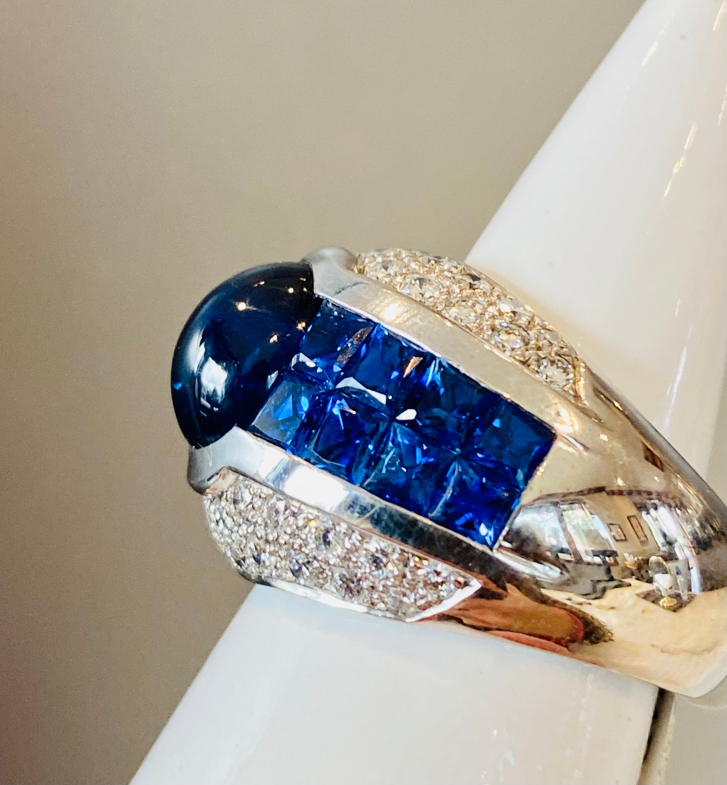 18K BLUE SAPPHIRE AND DIAMOND RING