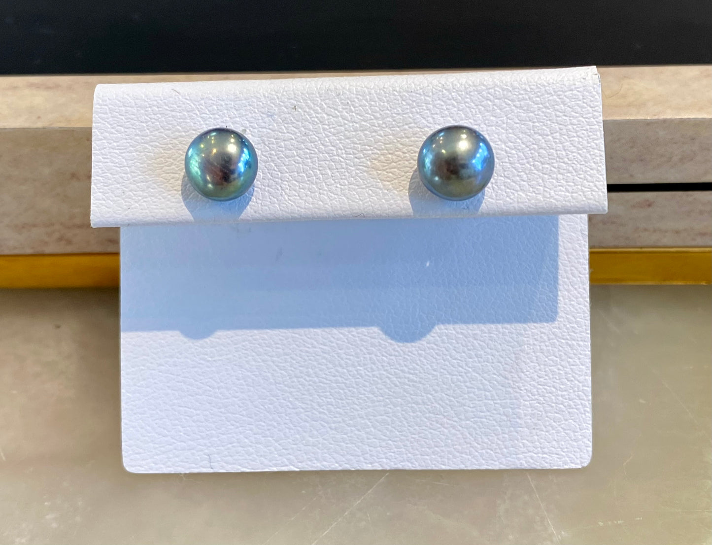 14KW GREY BUTTON PEARL STUDS