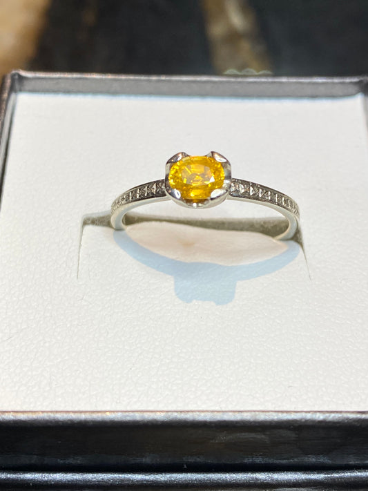 18KW YELLOW SAPPHIRE RING