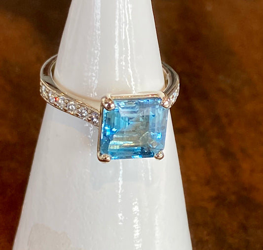 18KW Aquamarine and Diamond Ring